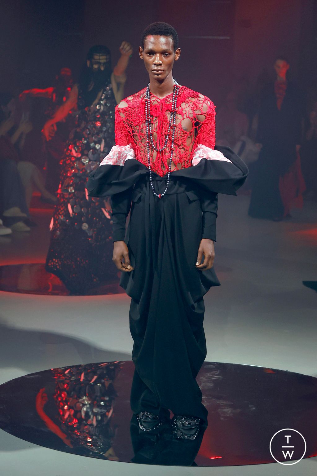Fashion Week Paris Fall/Winter 2024 look 10 de la collection Yuima Nakazato couture