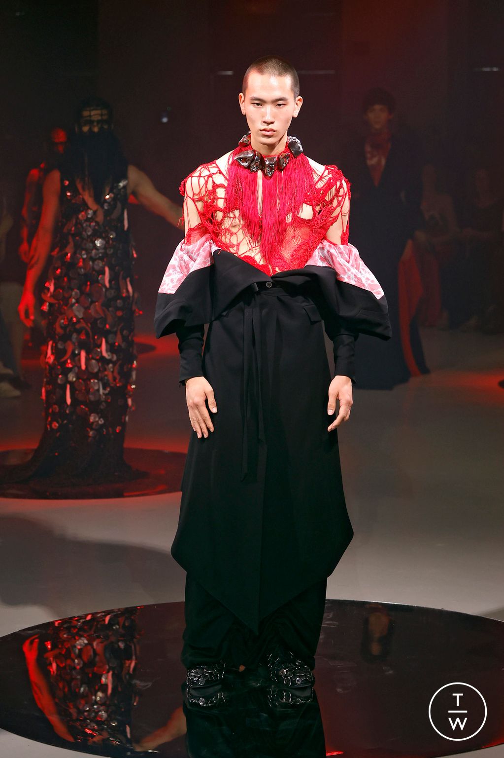 Fashion Week Paris Fall/Winter 2024 look 12 from the Yuima Nakazato collection couture