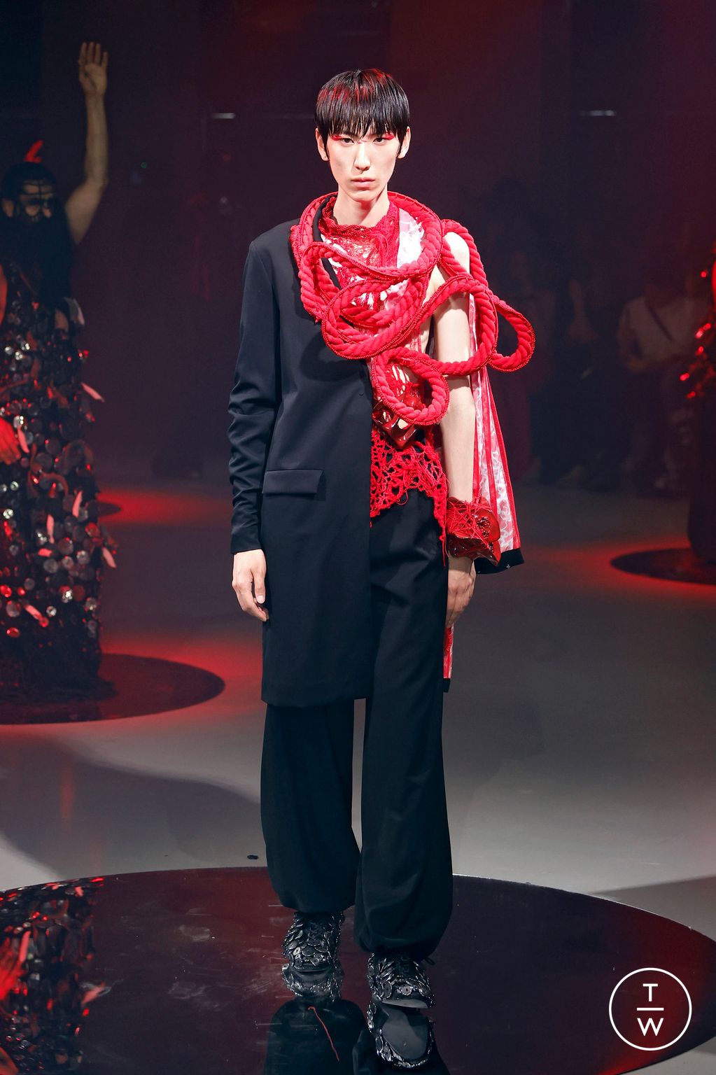 Fashion Week Paris Fall/Winter 2024 look 15 de la collection Yuima Nakazato couture
