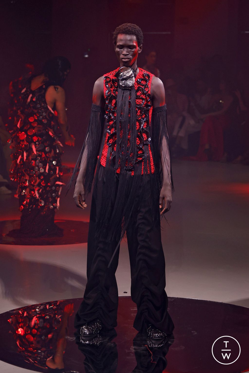 Fashion Week Paris Fall/Winter 2024 look 16 de la collection Yuima Nakazato couture