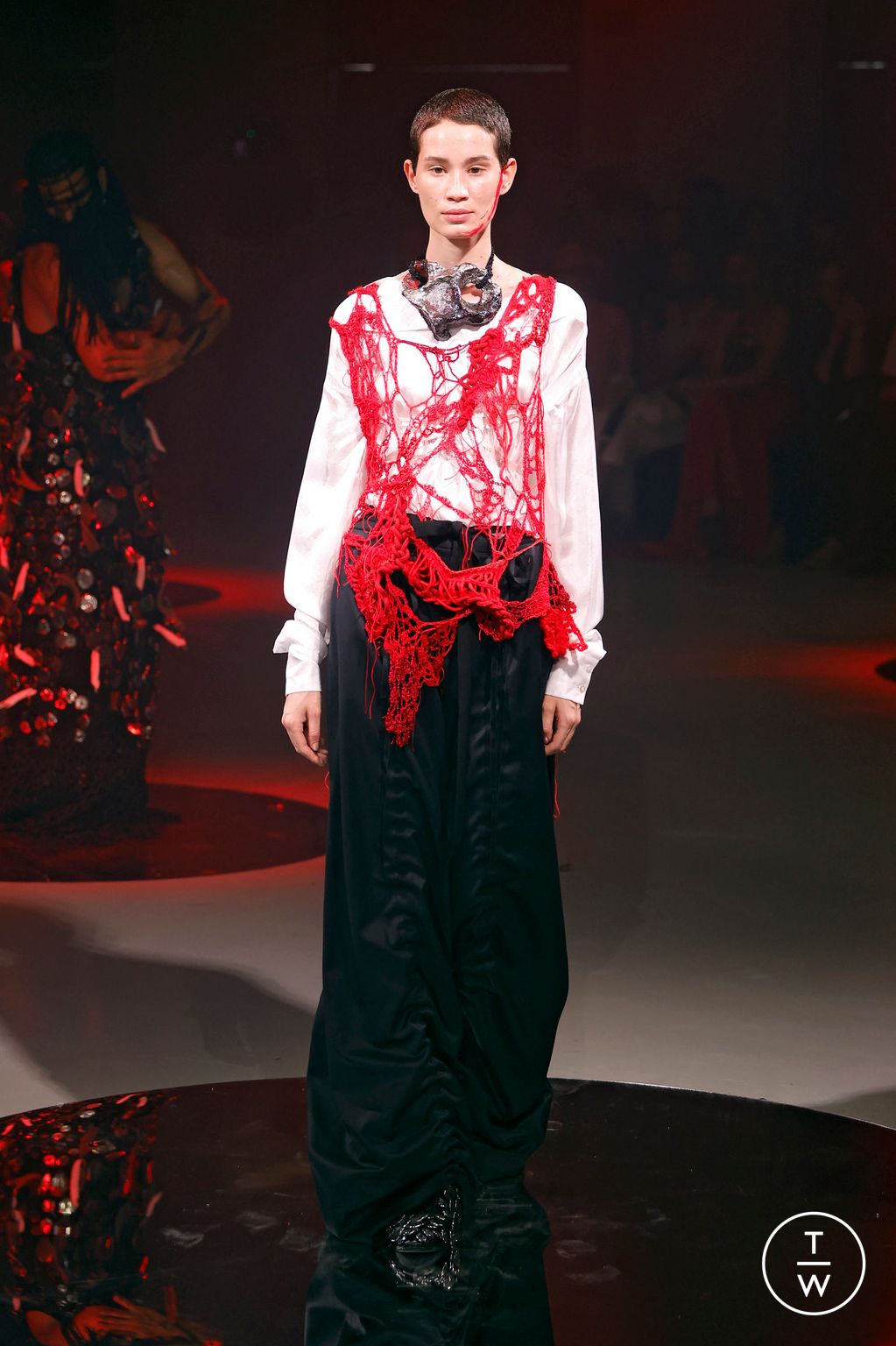 Fashion Week Paris Fall/Winter 2024 look 17 de la collection Yuima Nakazato couture