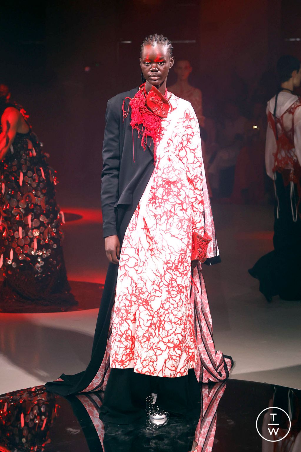 Fashion Week Paris Fall/Winter 2024 look 18 de la collection Yuima Nakazato couture