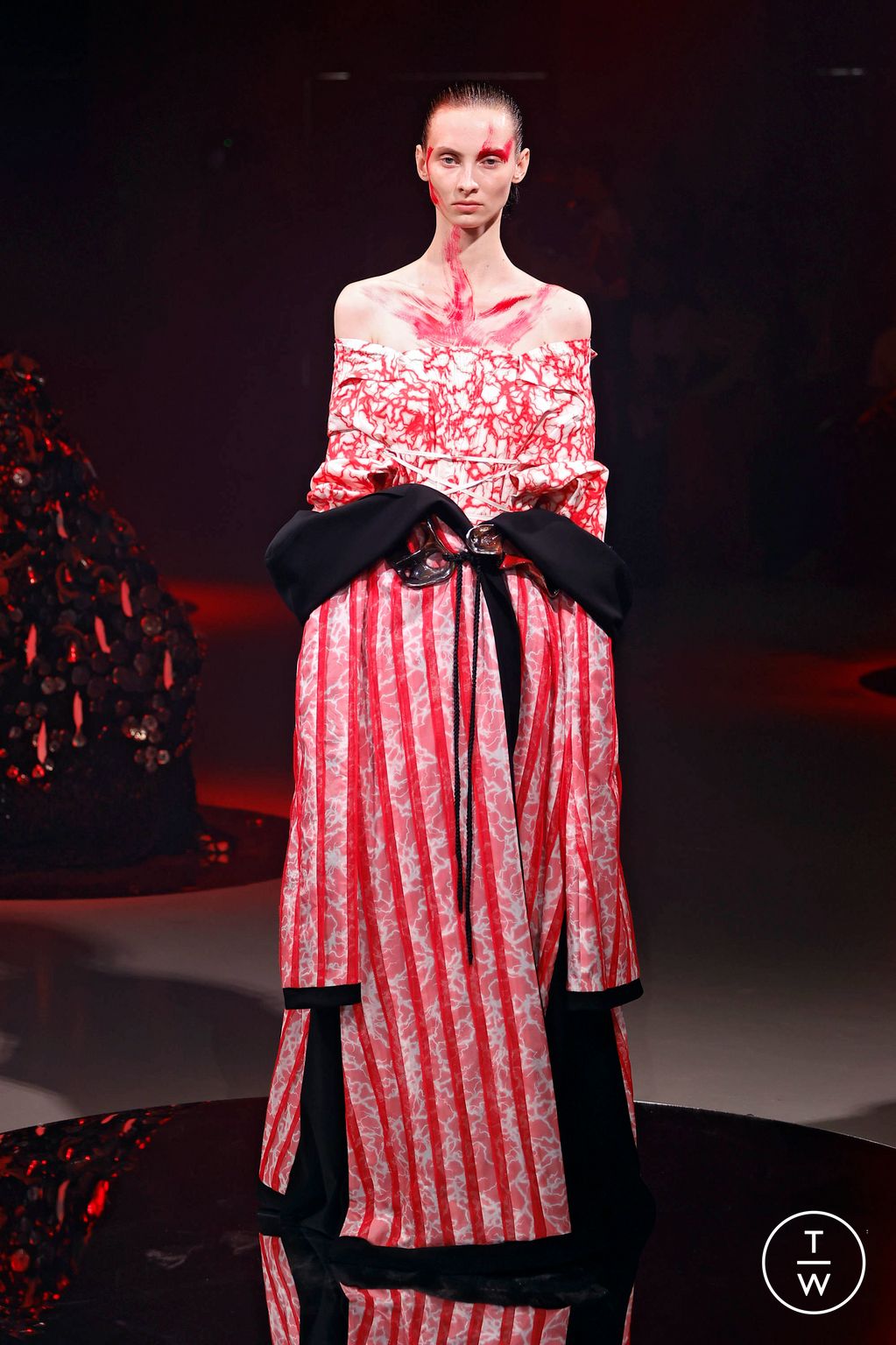 Fashion Week Paris Fall/Winter 2024 look 19 de la collection Yuima Nakazato couture