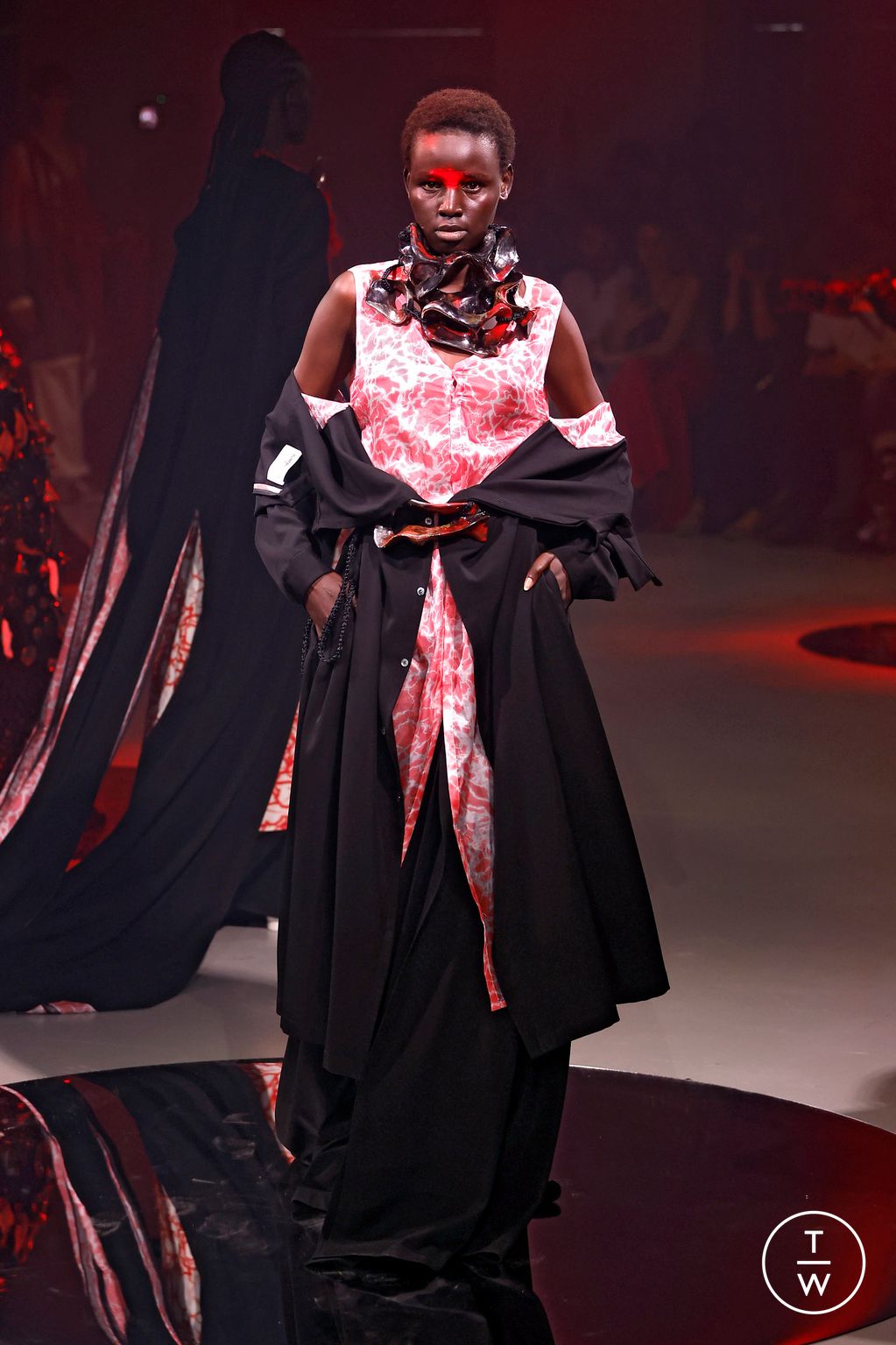 Fashion Week Paris Fall/Winter 2024 look 20 de la collection Yuima Nakazato couture