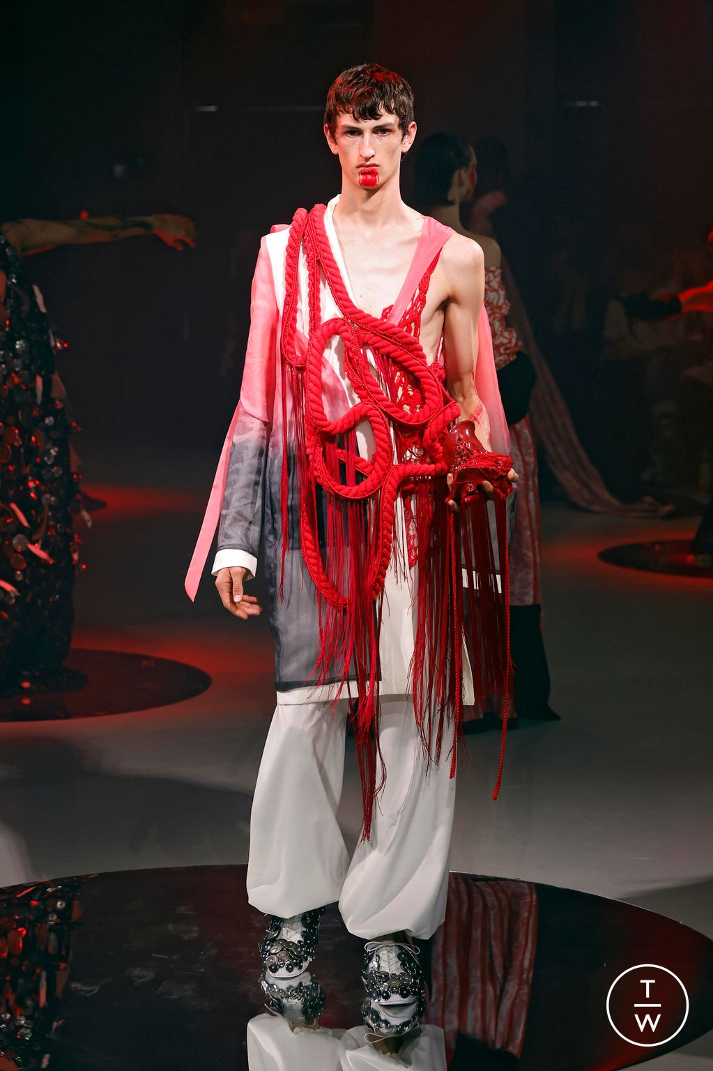 Fashion Week Paris Fall/Winter 2024 look 21 de la collection Yuima Nakazato couture
