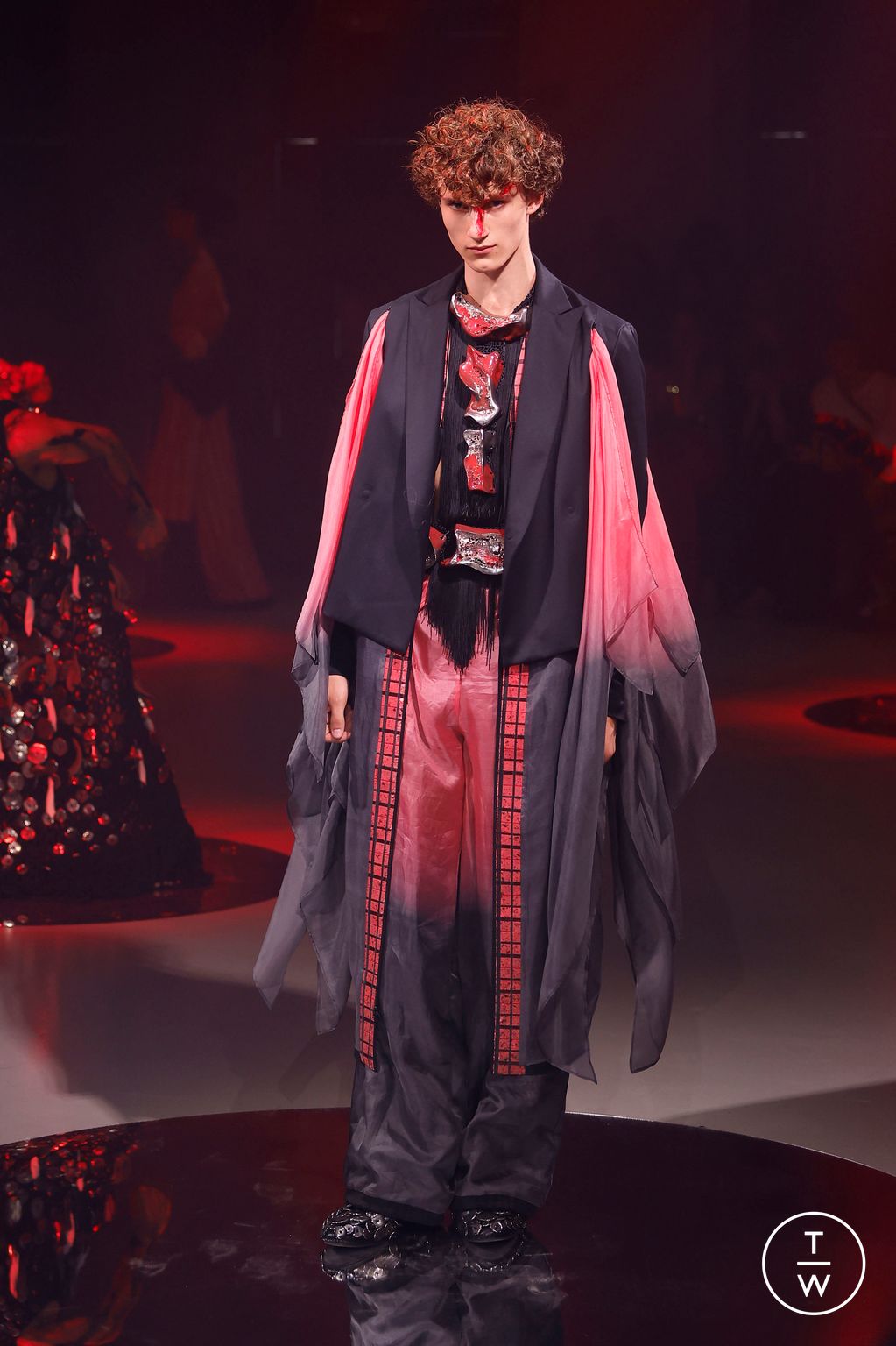 Fashion Week Paris Fall/Winter 2024 look 22 from the Yuima Nakazato collection couture