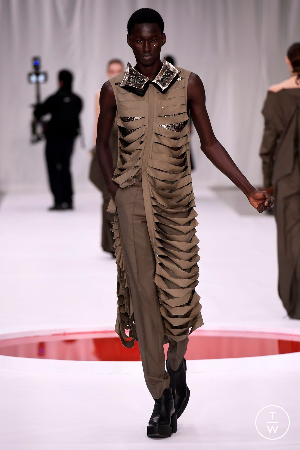 Fashion Week Paris Spring/Summer 2024 look 3 from the Yuima Nakazato collection couture