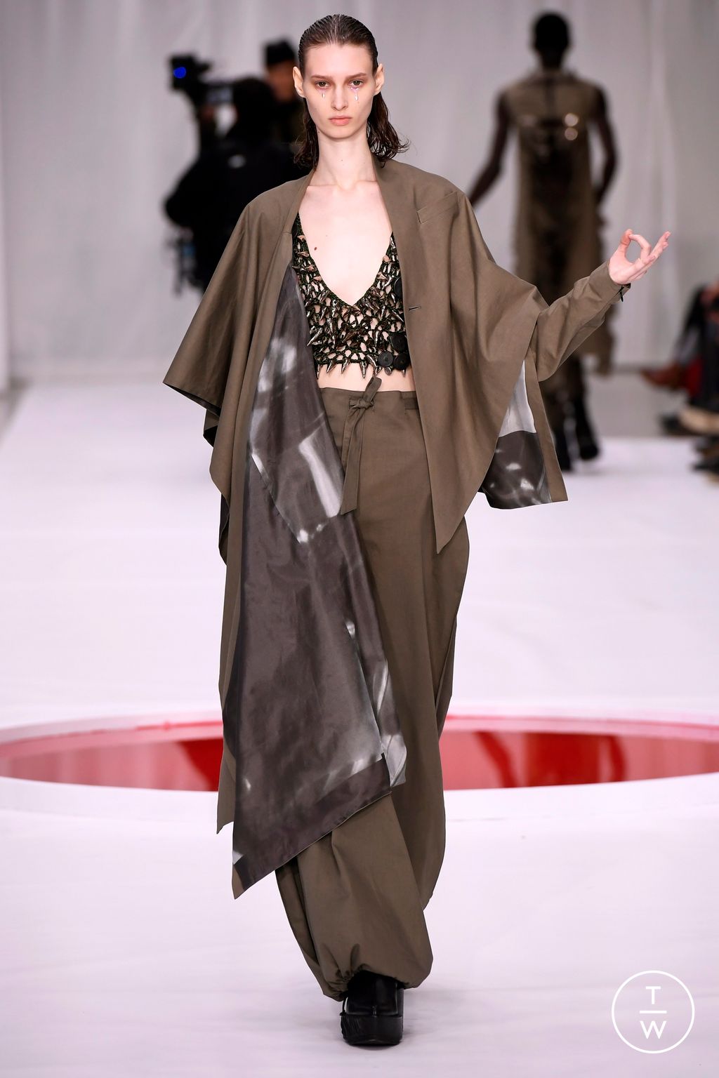Fashion Week Paris Spring/Summer 2024 look 5 de la collection Yuima Nakazato couture