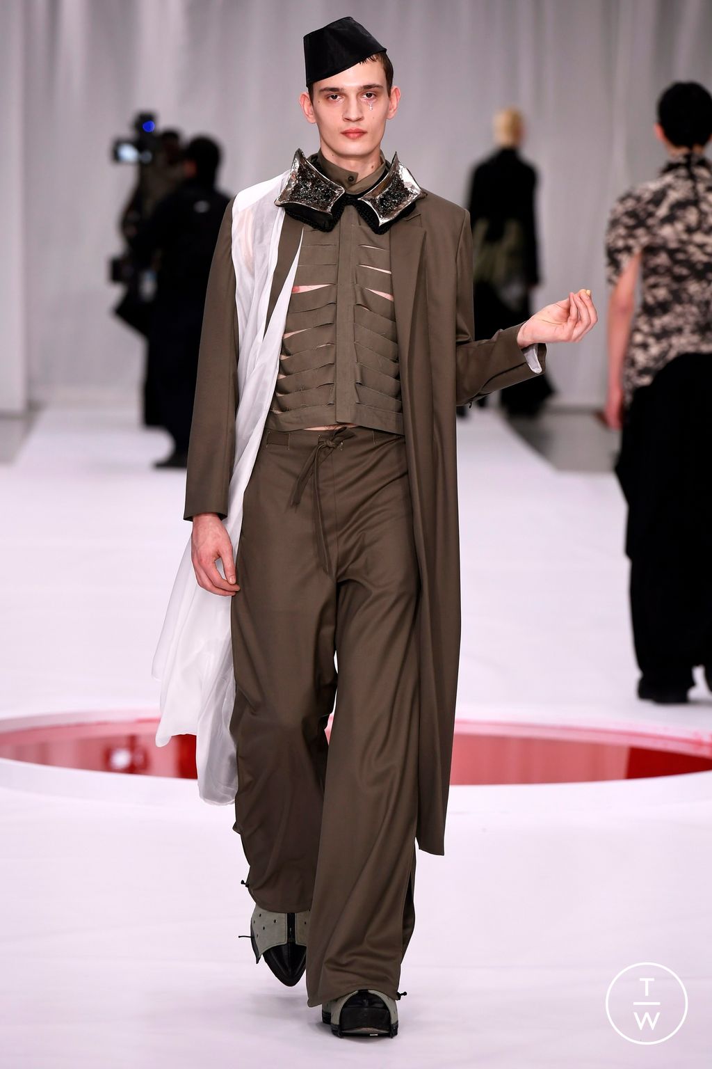Fashion Week Paris Spring/Summer 2024 look 11 de la collection Yuima Nakazato couture