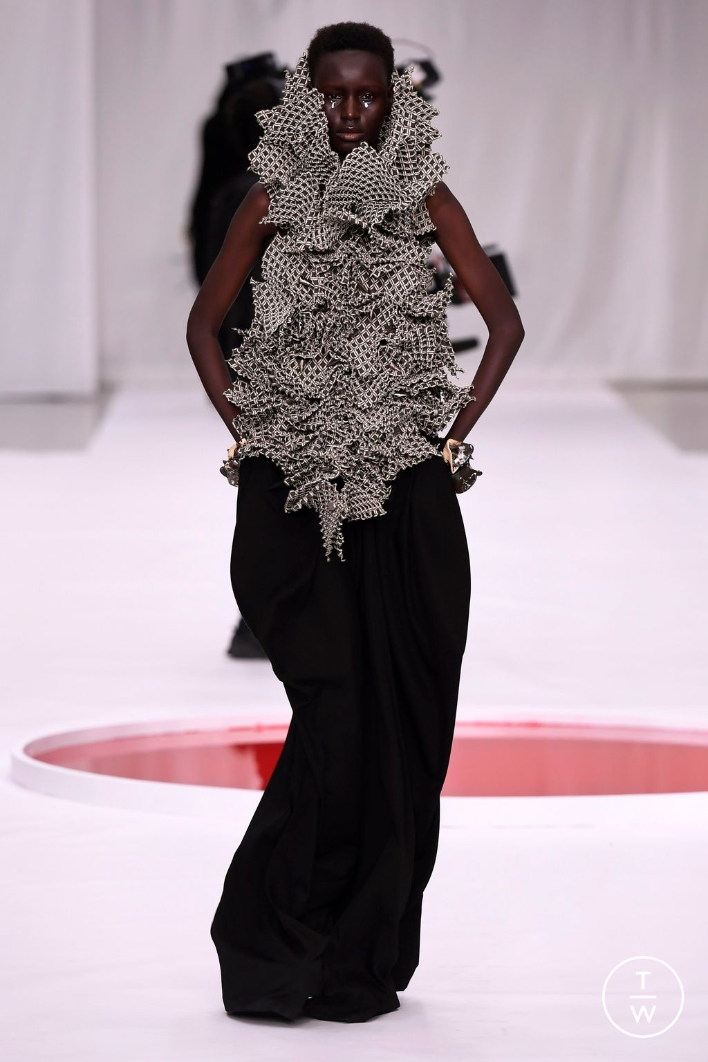 Fashion Week Paris Spring/Summer 2024 look 12 from the Yuima Nakazato collection couture