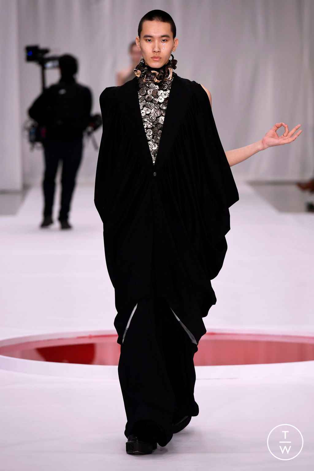 Fashion Week Paris Spring/Summer 2024 look 14 from the Yuima Nakazato collection couture