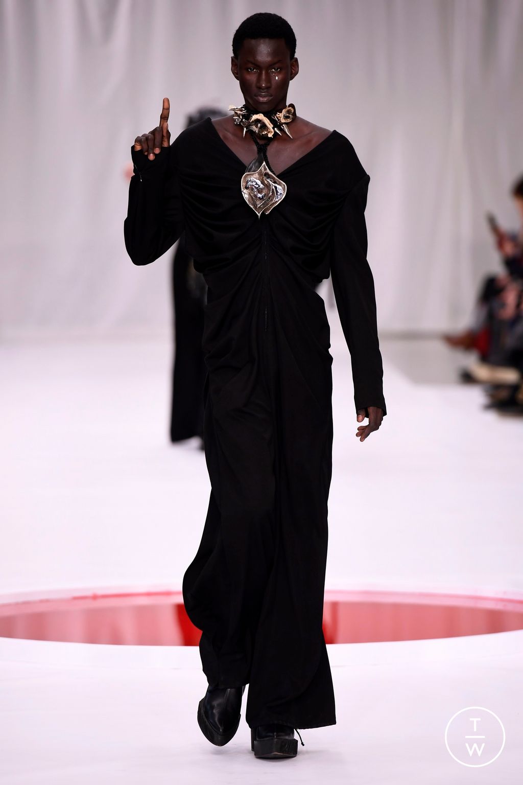 Fashion Week Paris Spring/Summer 2024 look 17 from the Yuima Nakazato collection couture