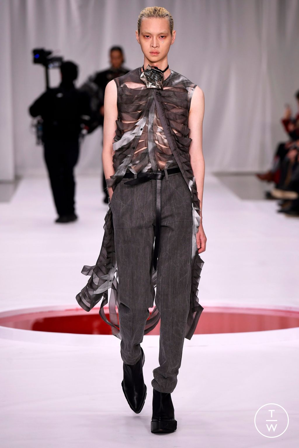 Fashion Week Paris Spring/Summer 2024 look 20 from the Yuima Nakazato collection couture