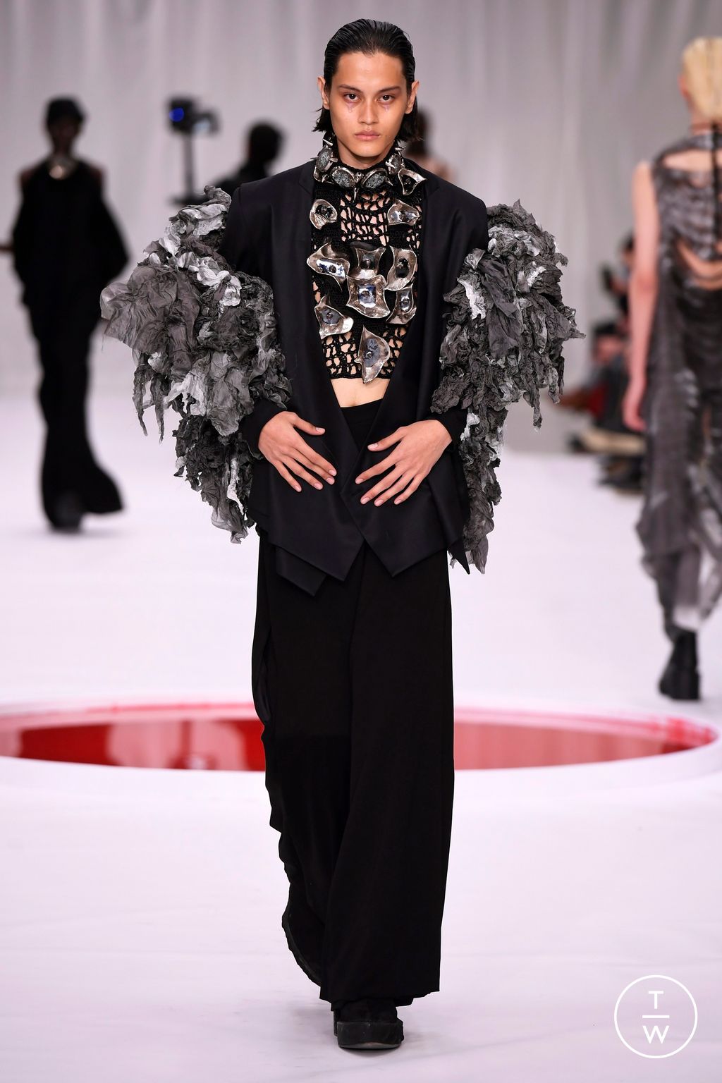 Fashion Week Paris Spring/Summer 2024 look 21 from the Yuima Nakazato collection couture