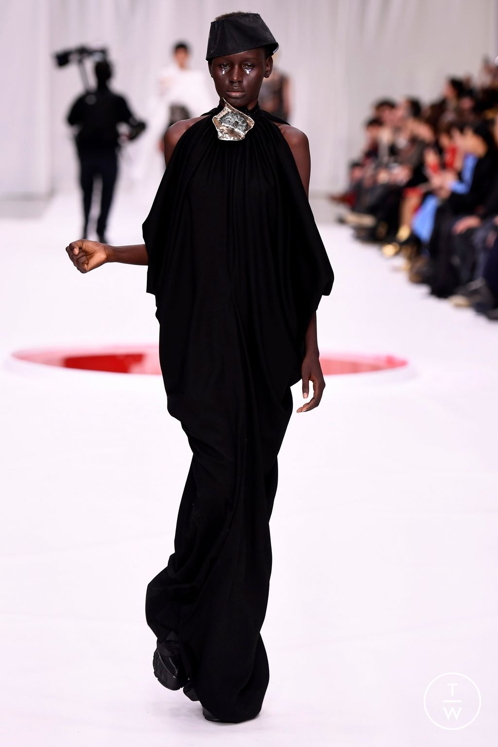 Fashion Week Paris Spring/Summer 2024 look 22 from the Yuima Nakazato collection couture