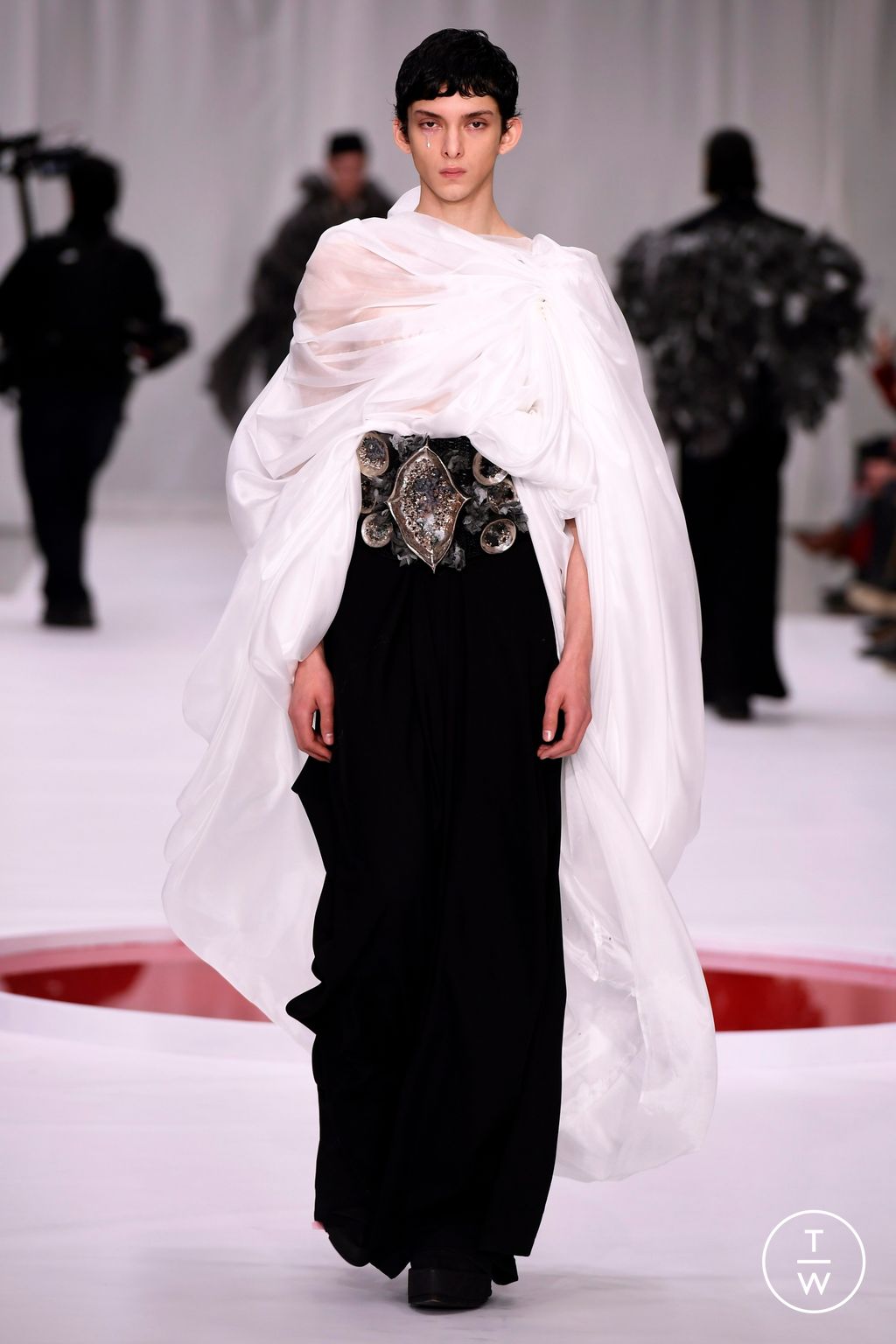 Fashion Week Paris Spring/Summer 2024 look 23 from the Yuima Nakazato collection couture