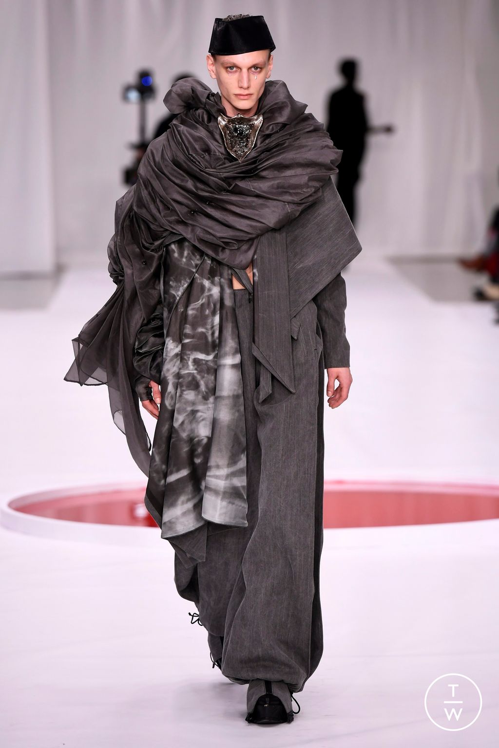 Fashion Week Paris Spring/Summer 2024 look 24 from the Yuima Nakazato collection couture