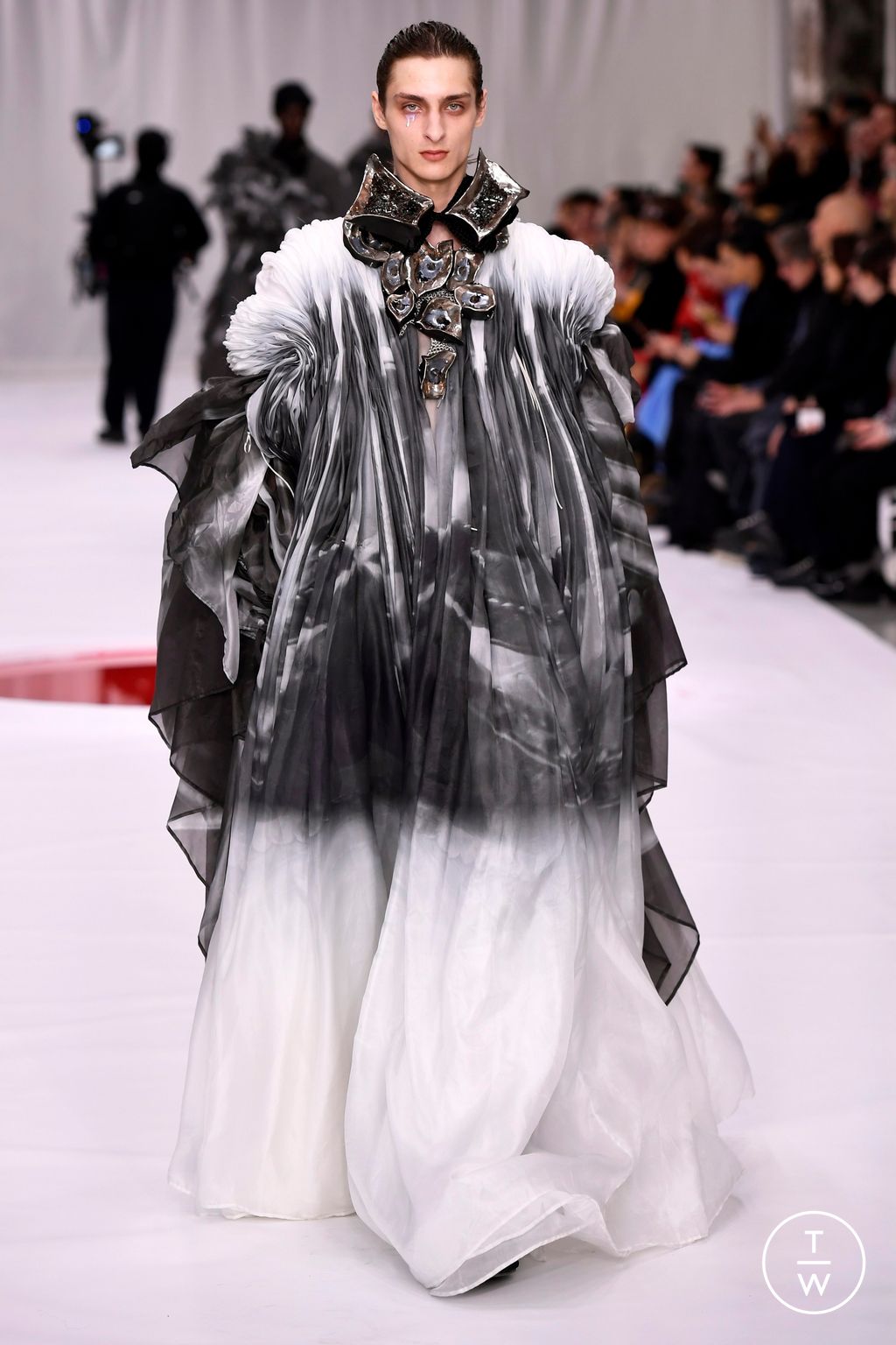Fashion Week Paris Spring/Summer 2024 look 25 from the Yuima Nakazato collection couture