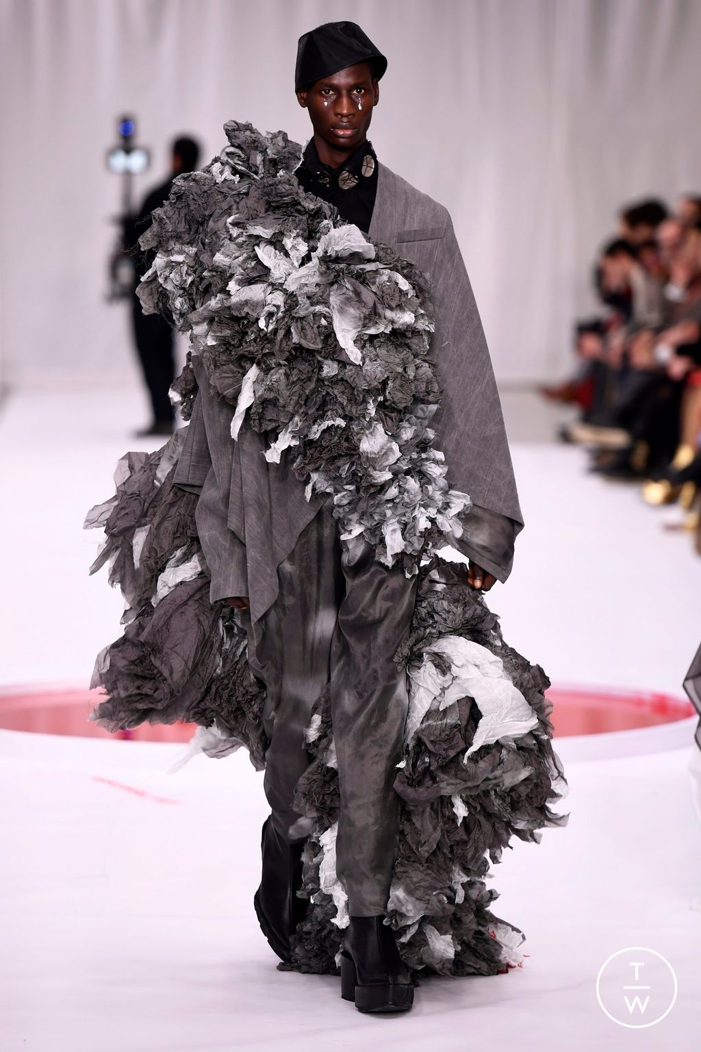 Fashion Week Paris Spring/Summer 2024 look 26 from the Yuima Nakazato collection couture