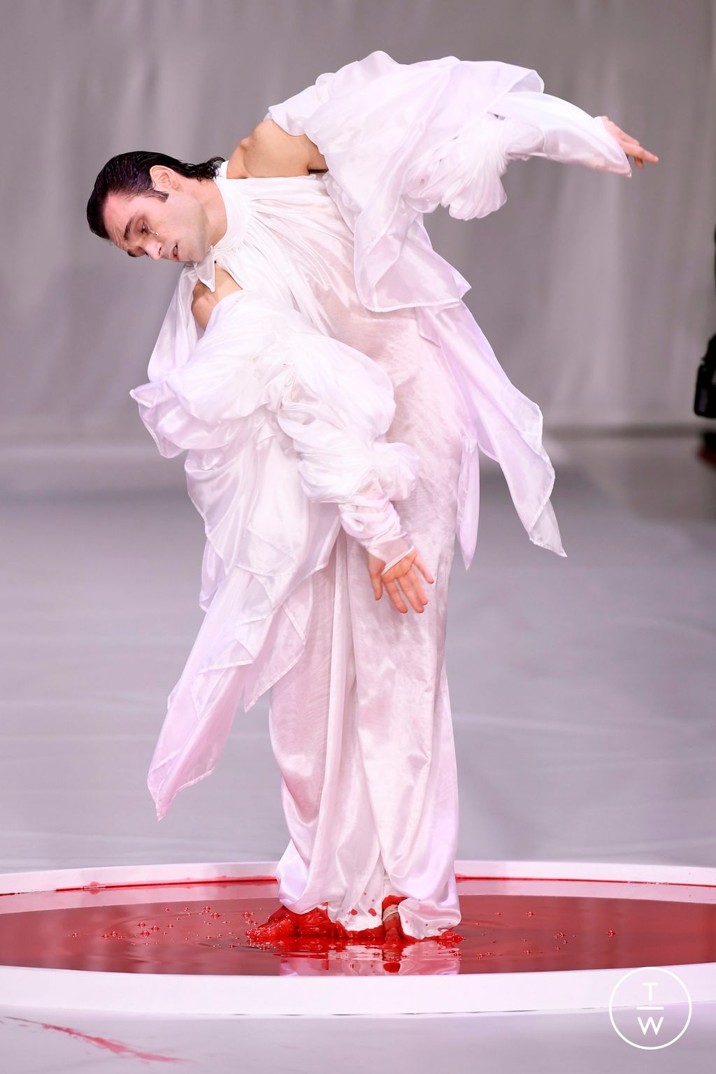 Fashion Week Paris Spring/Summer 2024 look 27 de la collection Yuima Nakazato couture