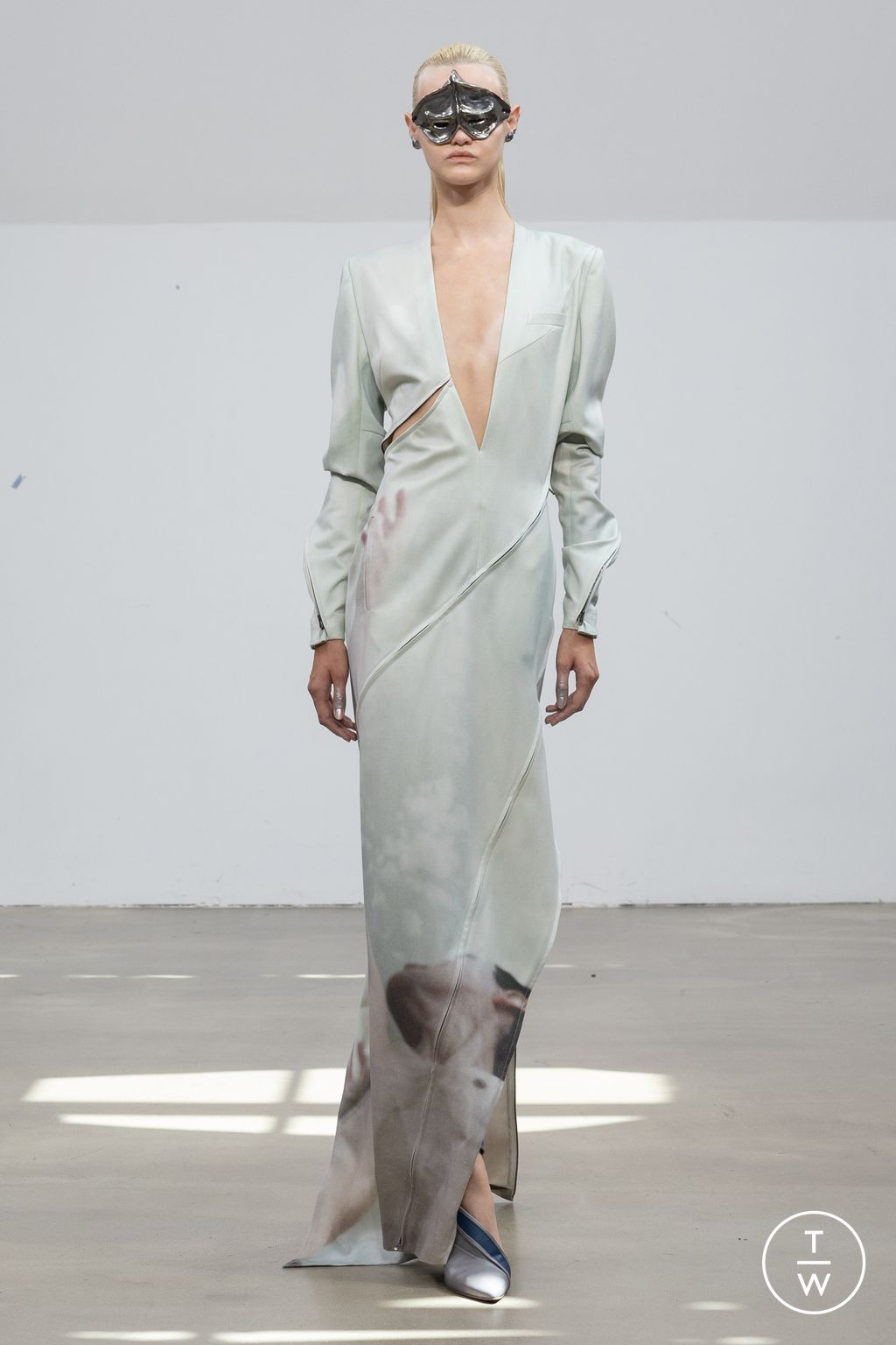 Fashion Week Paris Fall/Winter 2025 look 2 from the Yuima Nakazato collection couture