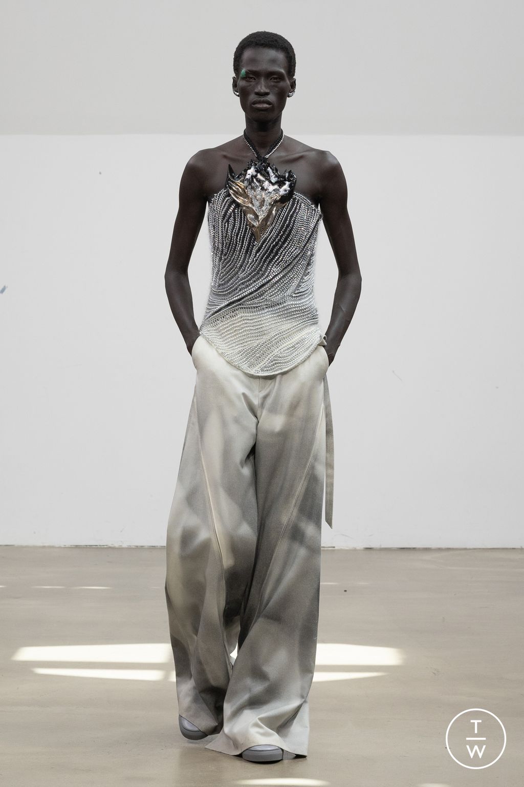 Fashion Week Paris Fall/Winter 2025 look 4 de la collection Yuima Nakazato couture