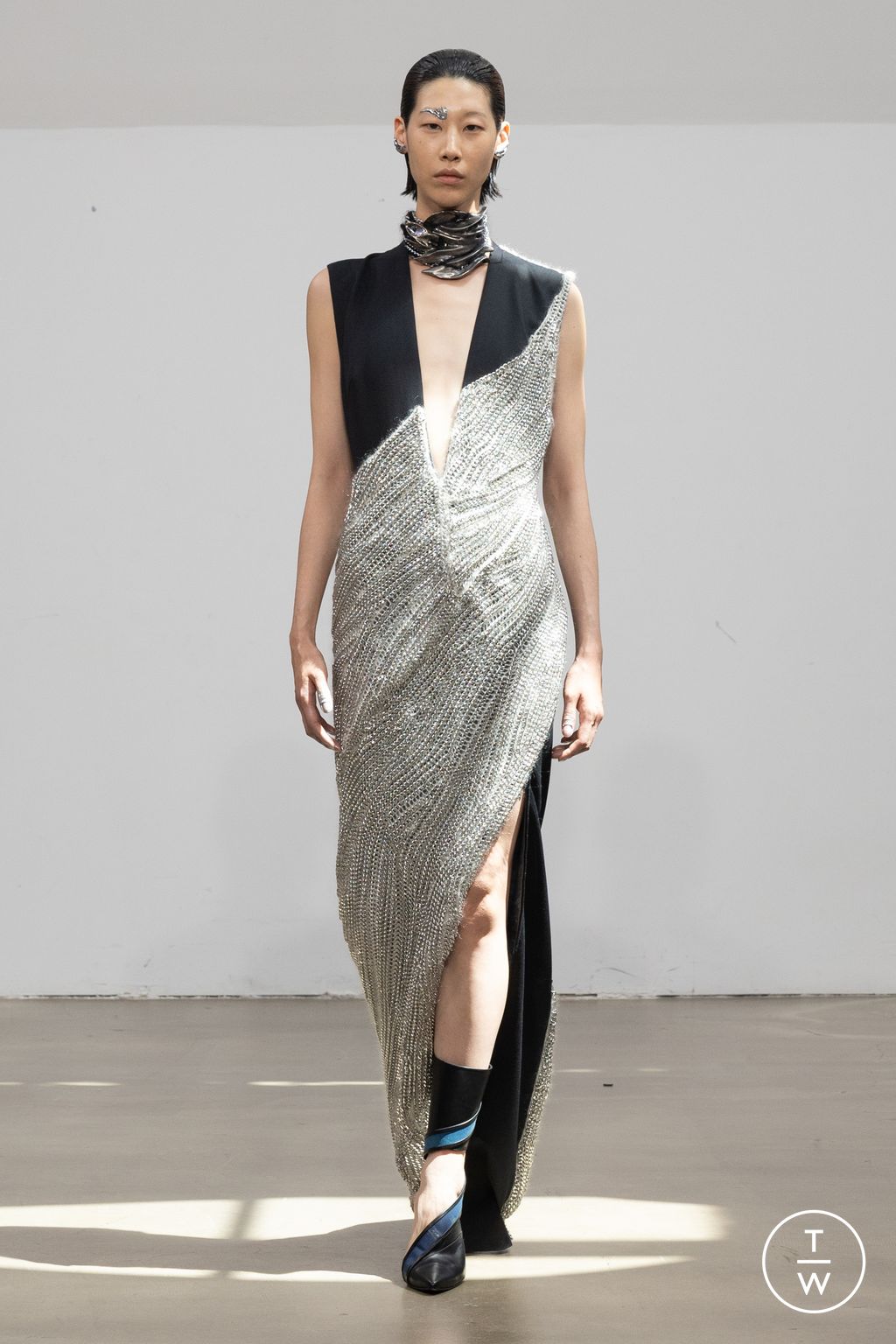 Fashion Week Paris Fall/Winter 2025 look 5 from the Yuima Nakazato collection couture