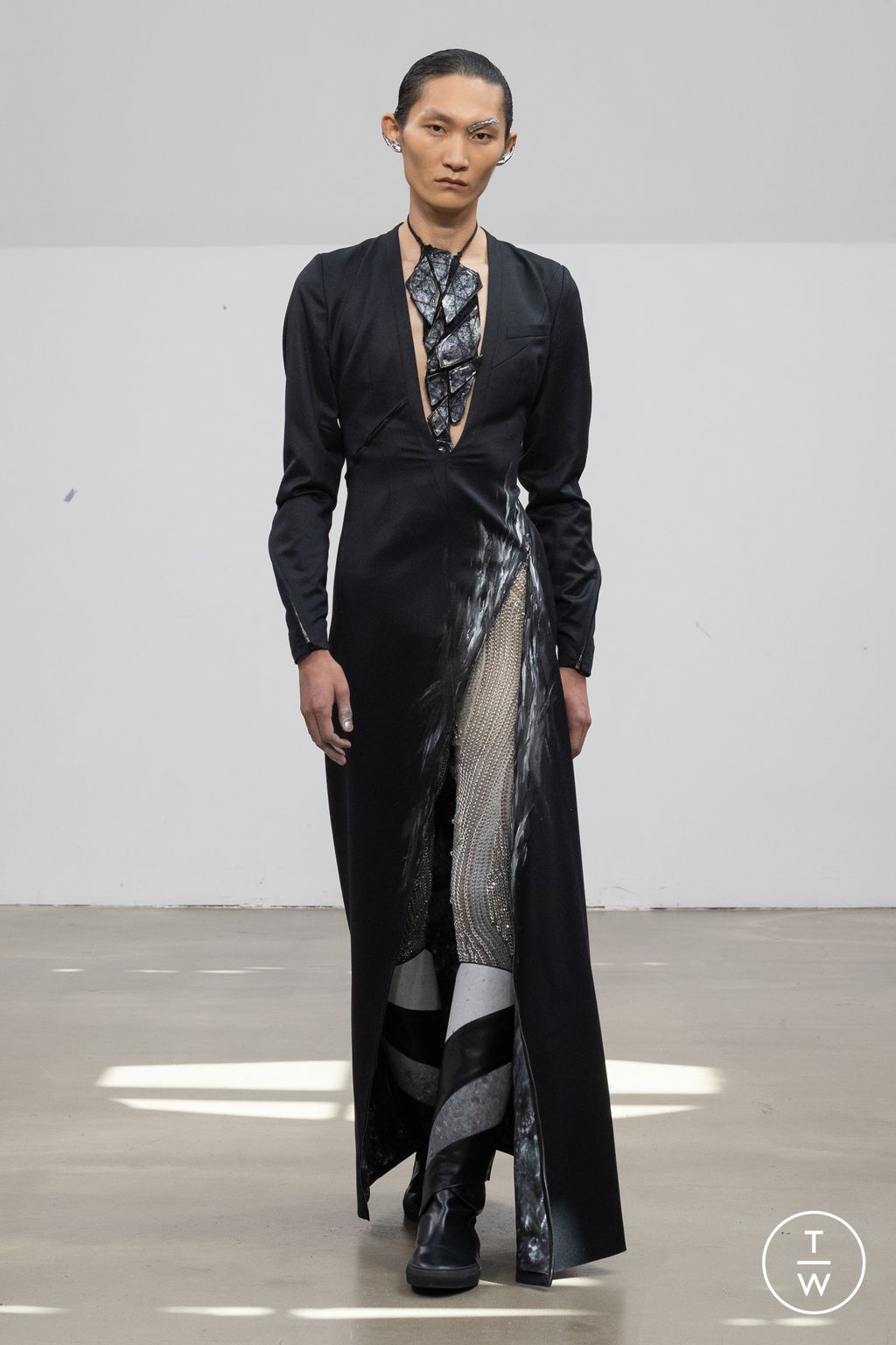 Fashion Week Paris Fall/Winter 2025 look 9 de la collection Yuima Nakazato couture