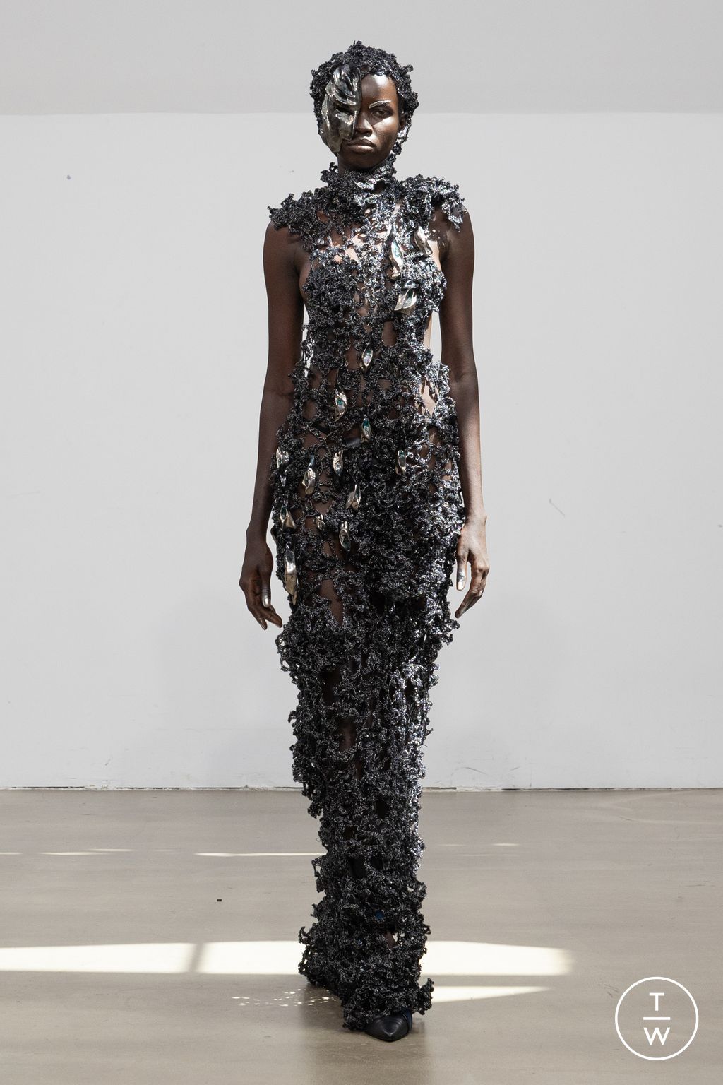 Fashion Week Paris Fall/Winter 2025 look 10 from the Yuima Nakazato collection couture