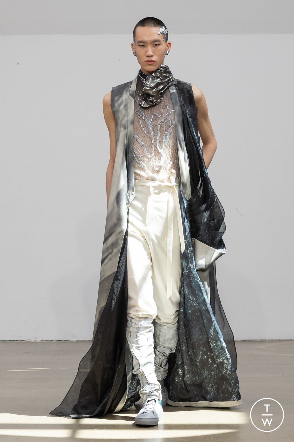 Fashion Week Paris Fall/Winter 2025 look 12 from the Yuima Nakazato collection couture