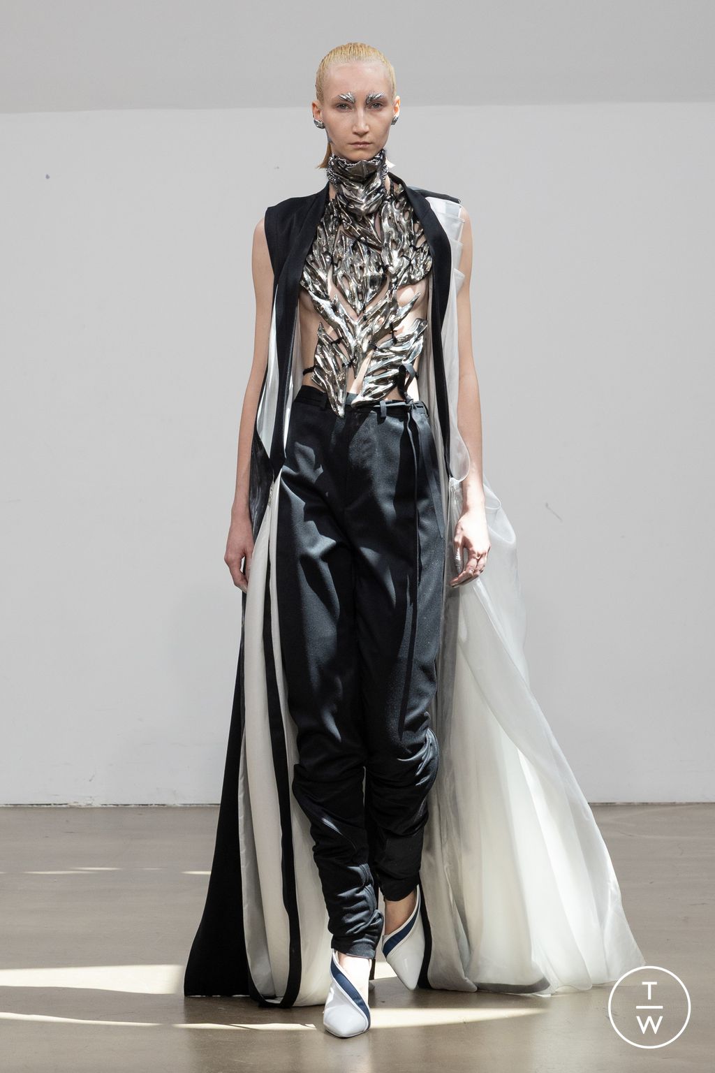 Fashion Week Paris Fall/Winter 2025 look 13 de la collection Yuima Nakazato couture