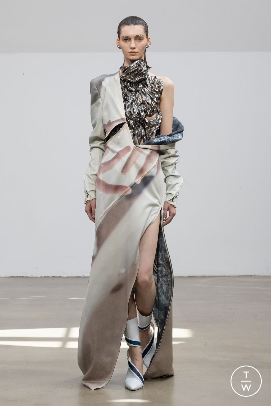 Fashion Week Paris Fall/Winter 2025 look 14 de la collection Yuima Nakazato couture