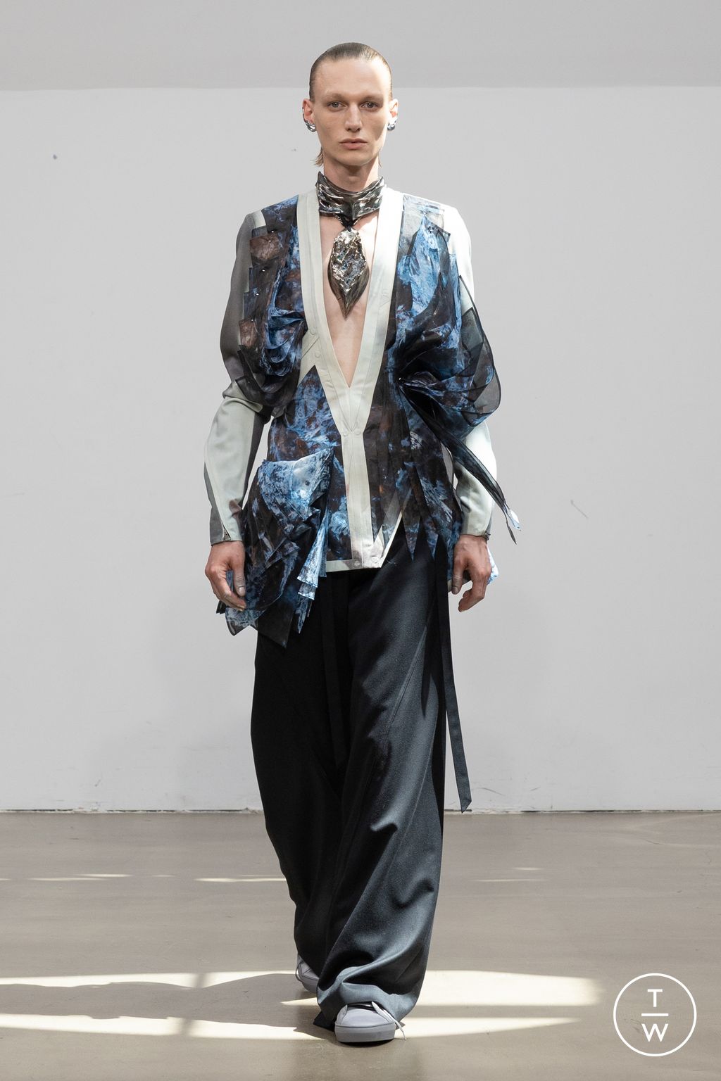 Fashion Week Paris Fall/Winter 2025 look 15 from the Yuima Nakazato collection couture