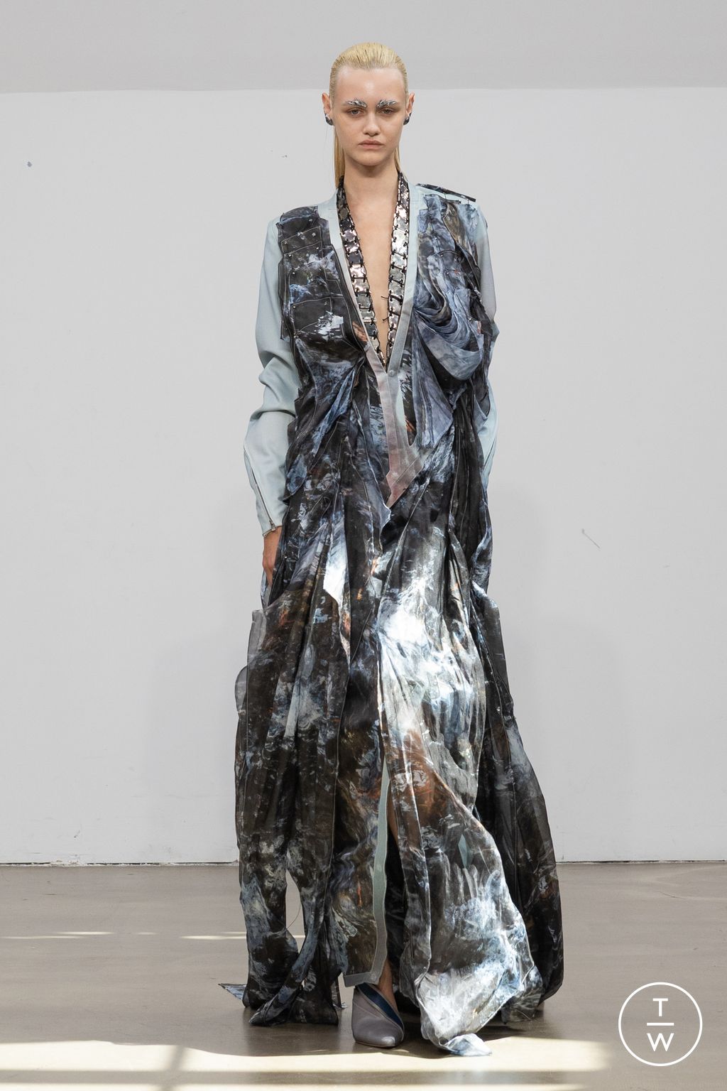 Fashion Week Paris Fall/Winter 2025 look 16 from the Yuima Nakazato collection couture