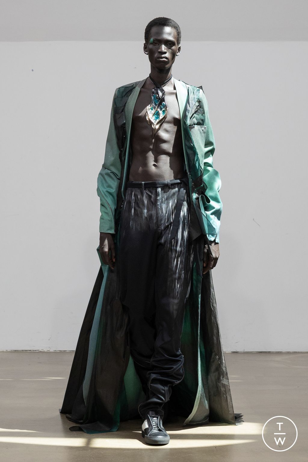 Fashion Week Paris Fall/Winter 2025 look 17 de la collection Yuima Nakazato couture