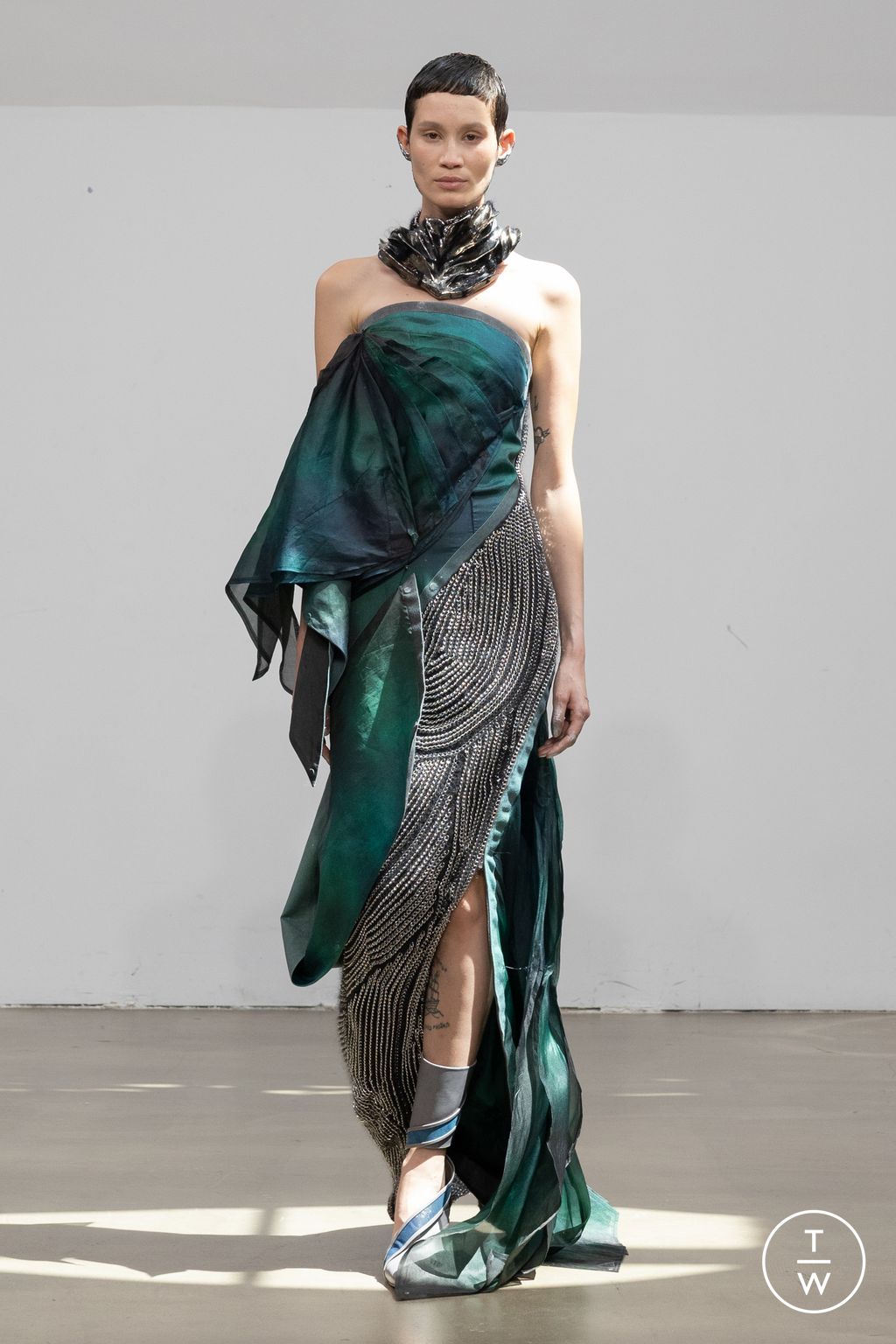 Fashion Week Paris Fall/Winter 2025 look 18 de la collection Yuima Nakazato couture