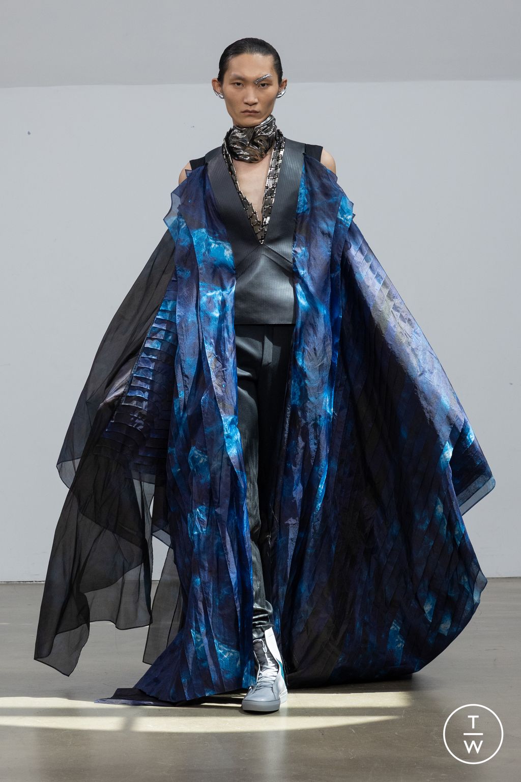 Fashion Week Paris Fall/Winter 2025 look 22 from the Yuima Nakazato collection couture