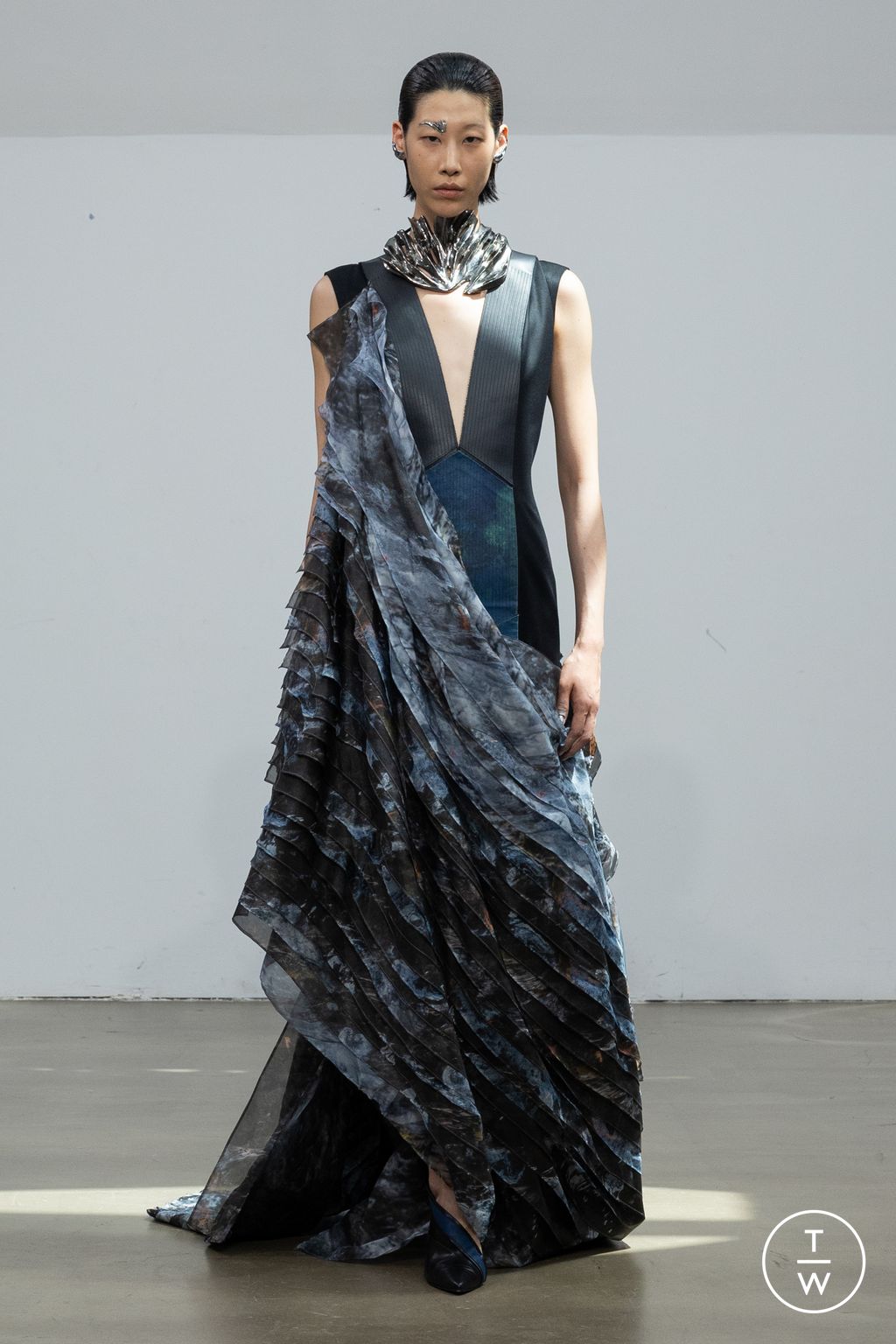 Fashion Week Paris Fall/Winter 2025 look 23 from the Yuima Nakazato collection couture