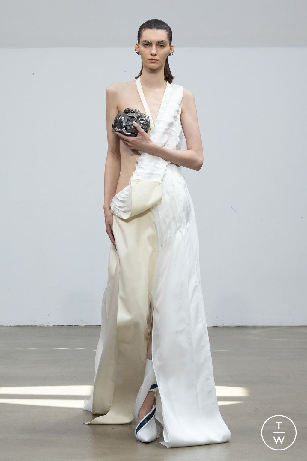 Fashion Week Paris Fall/Winter 2025 look 26 from the Yuima Nakazato collection couture