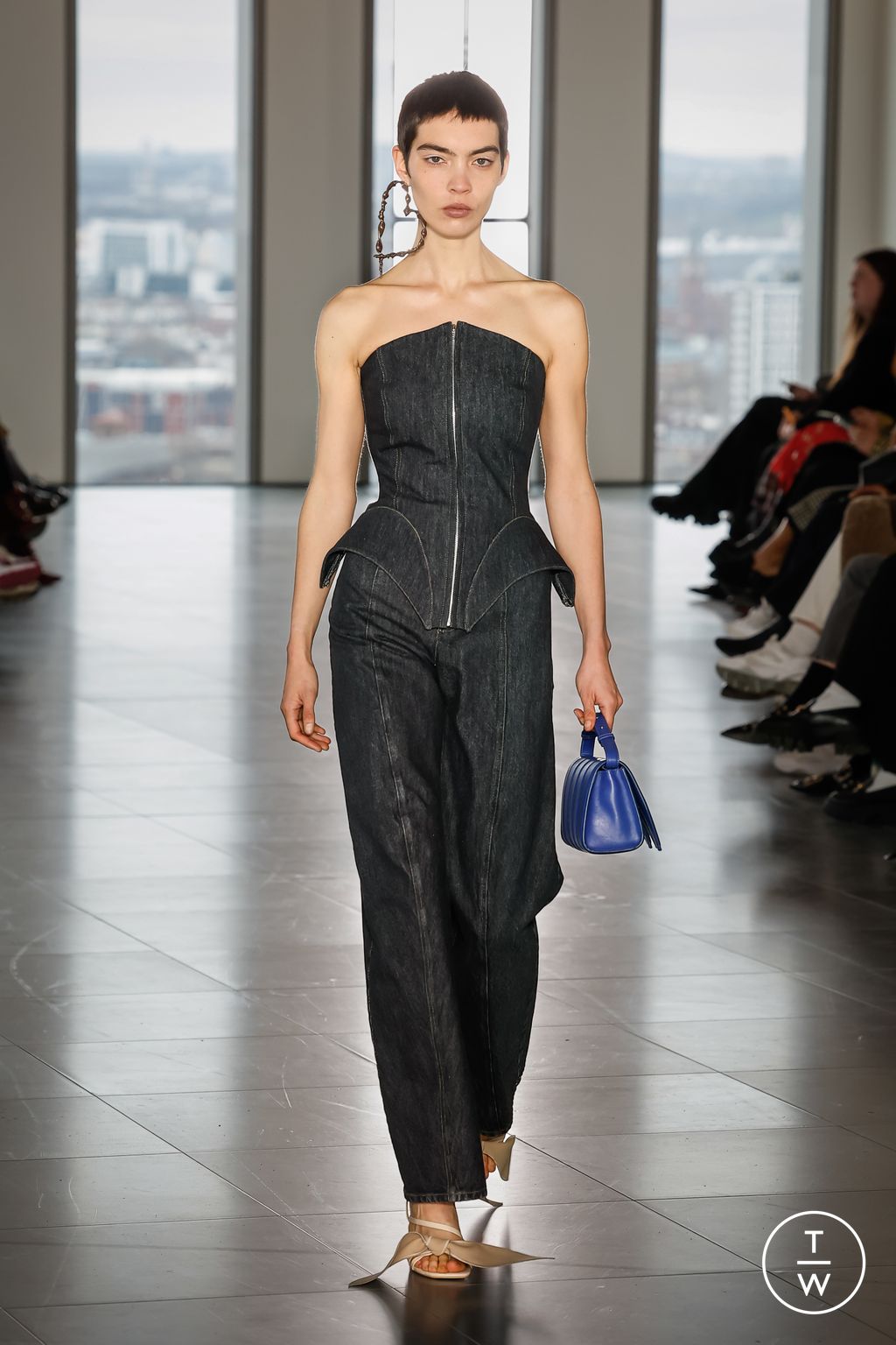 Fashion Week London Fall/Winter 2023 look 22 from the Yuzefi collection 女装