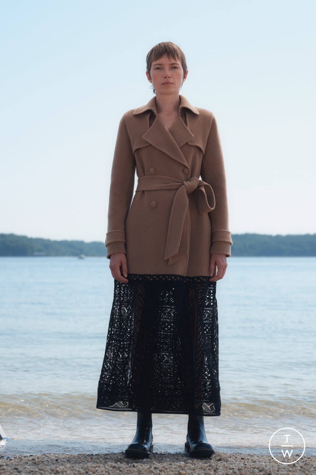 Fashion Week New York Resort 2022 look 1 from the Gabriela Hearst collection 女装