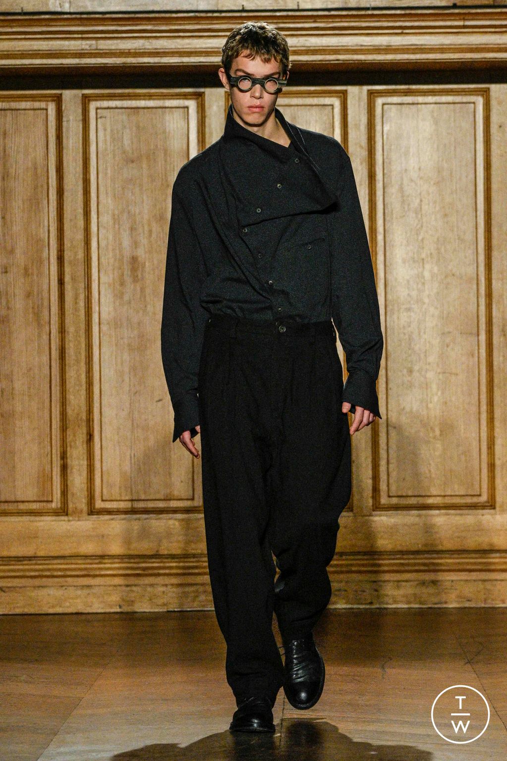 Fashion Week Paris Fall/Winter 2024 look 1 de la collection Ziggy Chen menswear