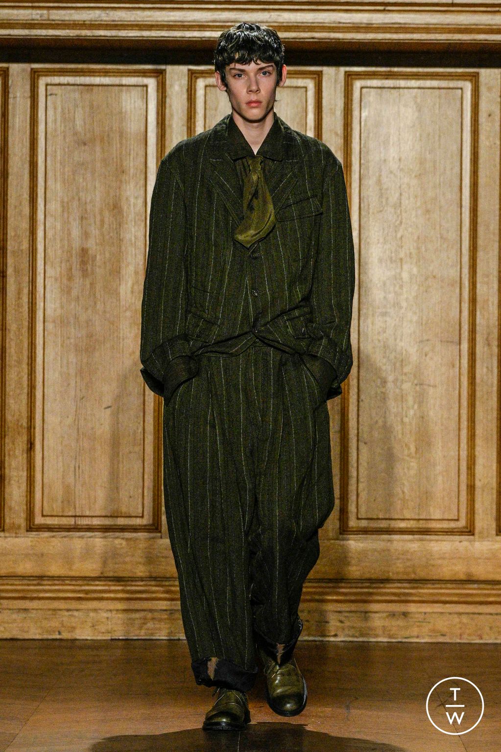 Fashion Week Paris Fall/Winter 2024 look 6 from the Ziggy Chen collection 男装