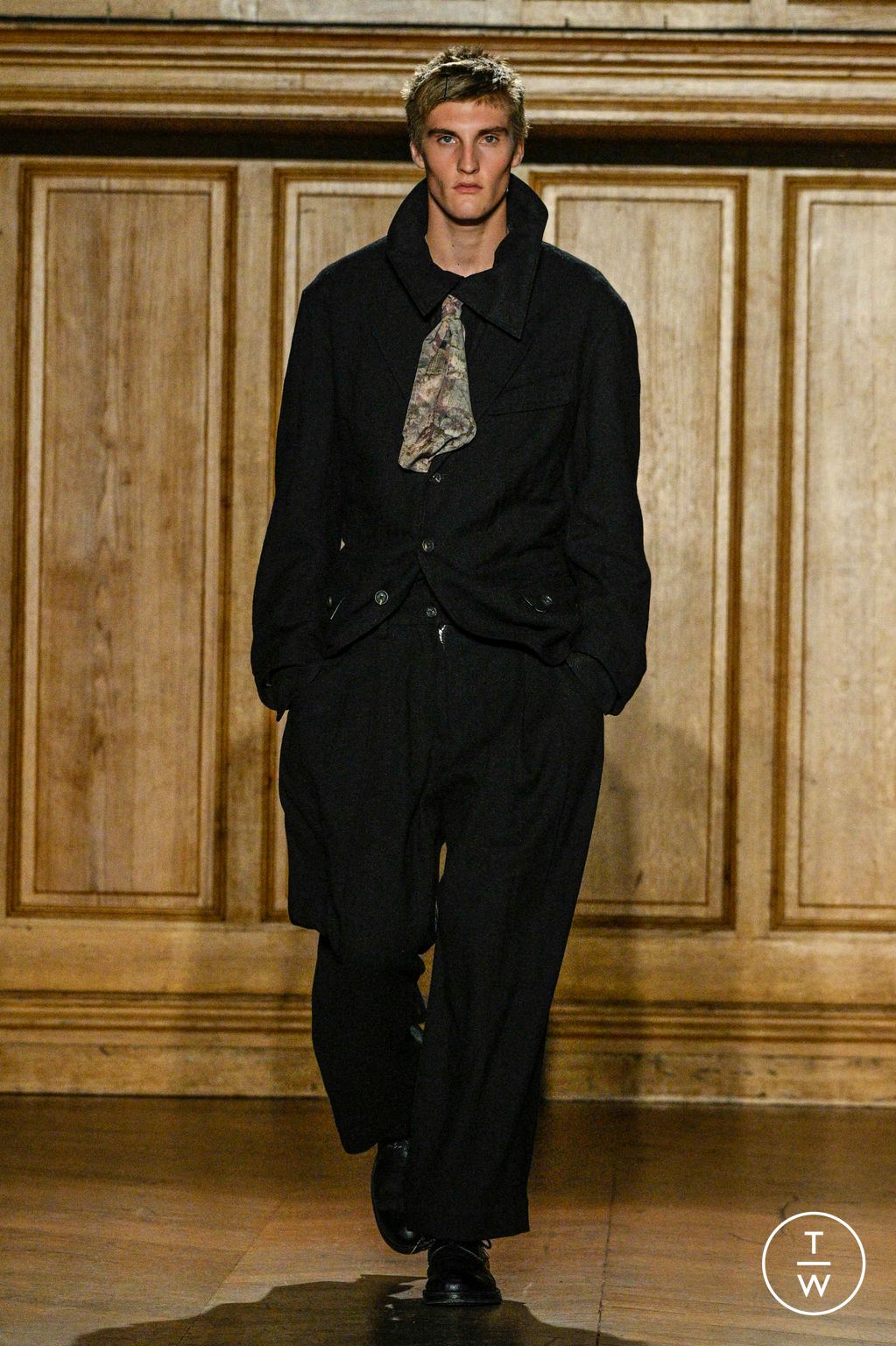 Fashion Week Paris Fall/Winter 2024 look 7 de la collection Ziggy Chen menswear