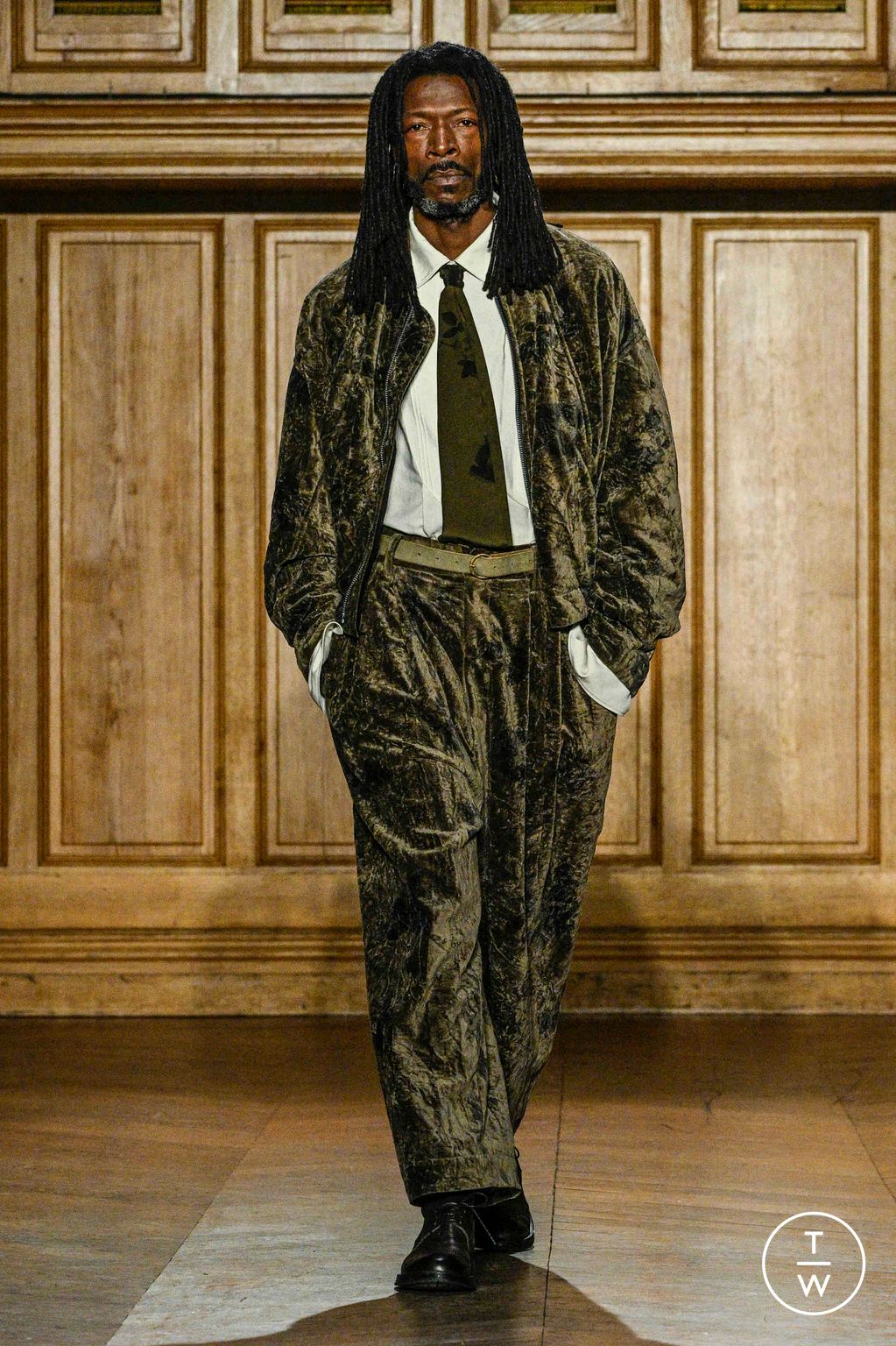 Fashion Week Paris Fall/Winter 2024 look 11 de la collection Ziggy Chen menswear