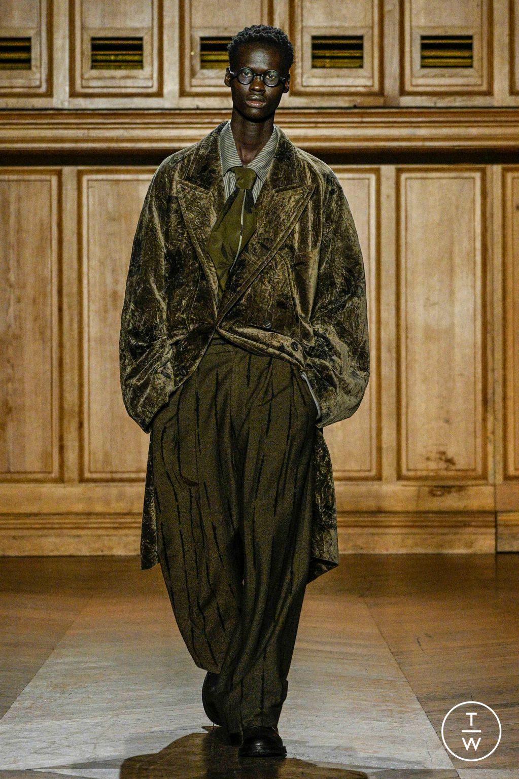 Fashion Week Paris Fall/Winter 2024 look 12 de la collection Ziggy Chen menswear