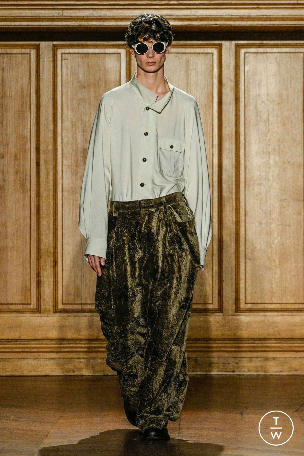 Fashion Week Paris Fall/Winter 2024 look 13 from the Ziggy Chen collection 男装