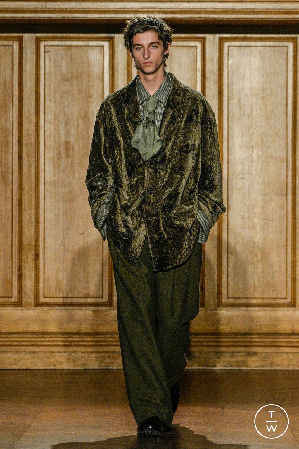Fashion Week Paris Fall/Winter 2024 look 14 de la collection Ziggy Chen menswear