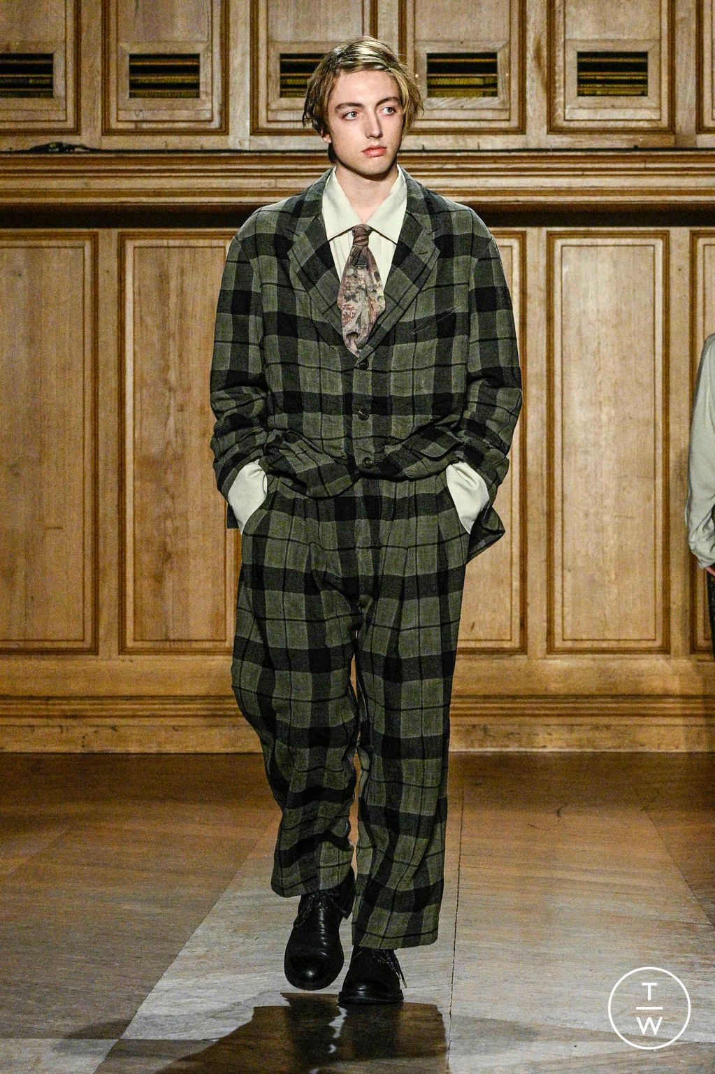 Fashion Week Paris Fall/Winter 2024 look 15 from the Ziggy Chen collection 男装