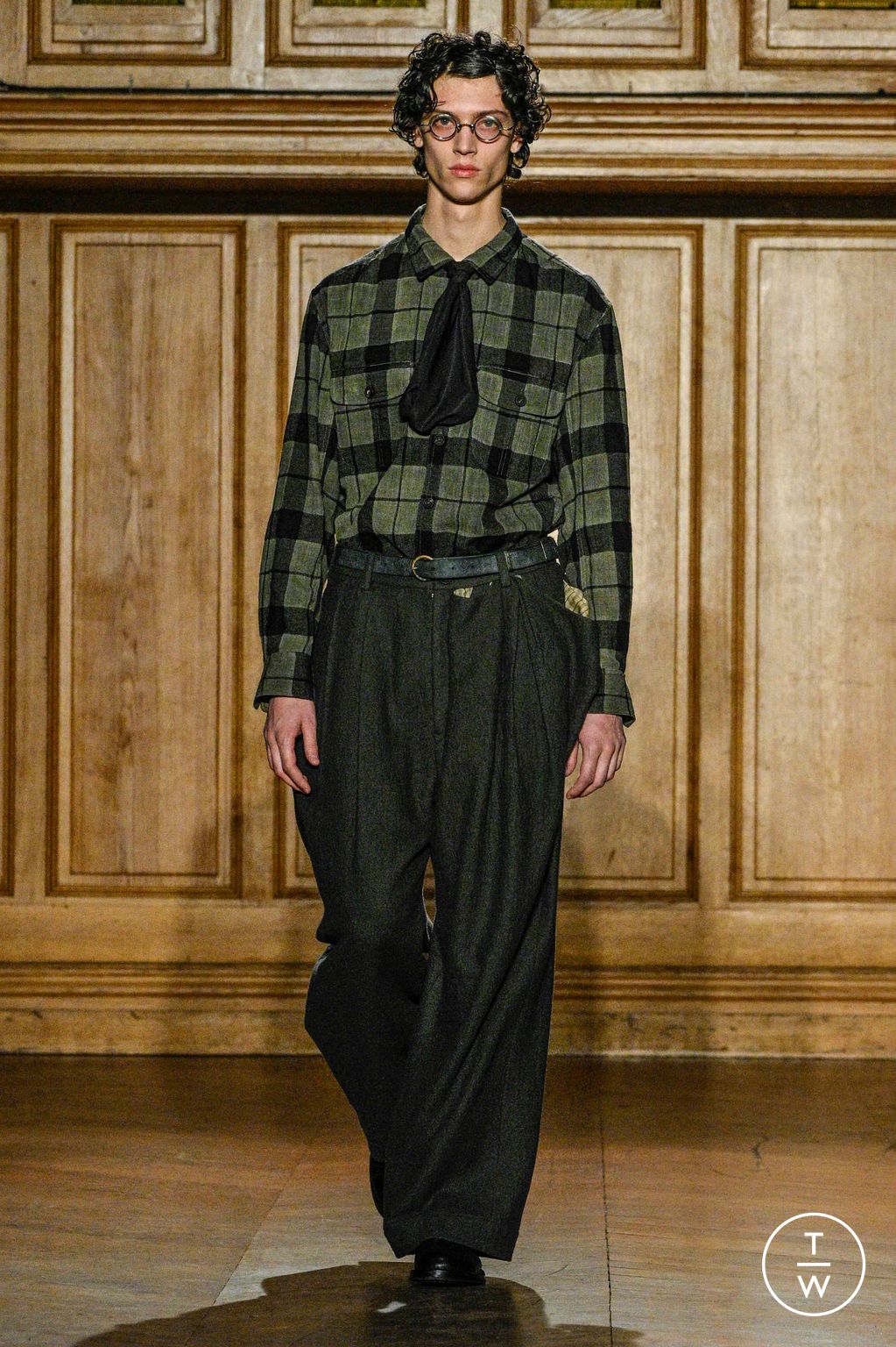Fashion Week Paris Fall/Winter 2024 look 17 from the Ziggy Chen collection menswear